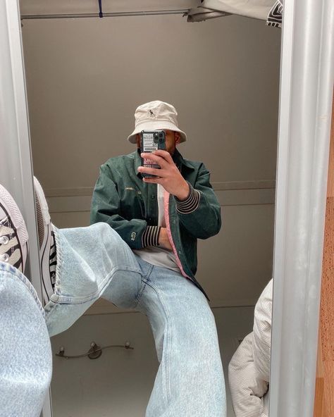 Kangol Bucket Hat Outfit, Bucket Hat Outfits, Guy Poses, Men Ootd, Bucket Hat Outfit, Hat Outfits, Guy Fashion, Minimalist Moda, Outfit Aesthetics