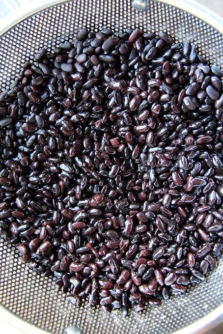 How to cook black beans from scratch - Kind Earth Cooking Dried Black Beans, Dry Black Beans Recipe, How To Make Black Beans, How To Cook Black Beans, Black Beans From Dry, Black Beans From Scratch, Dry Black Beans, Cook Black Beans, Cooked Black Beans