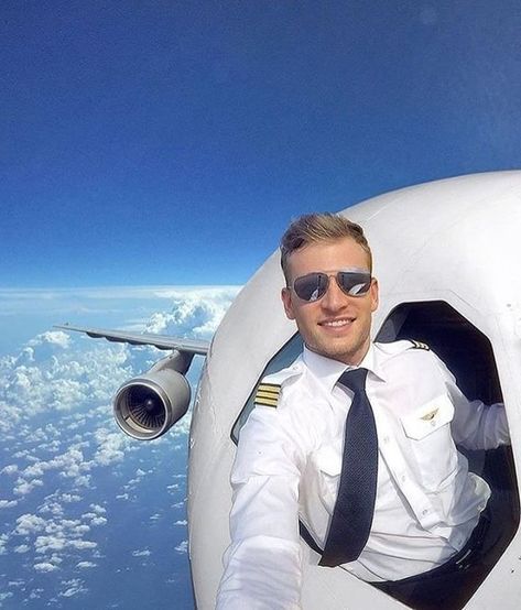 Best selfie of 2017?! ? Tag who you travel with!!! ✈ Would you dare? ? via  @pilotpatrick Pilot Patrick, Jas 39 Gripen, Jet Privé, Aquarius Quotes, Flight Attendant Life, Men Faces, Flight Crew, Photo Insta, Fashion Blogger Style