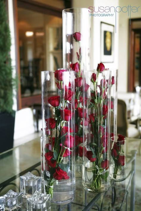 Red Roses Flower Arrangement Centerpieces, Rose Vase Centerpieces, Modern Red Rose Arrangement, Red Roses Table Centerpieces, Alice In Wonderland Quinceanera, Ladies Day Ideas, Roses Centerpieces, Birthday Arrangements, Quince Centerpieces