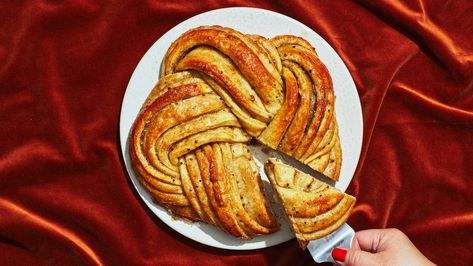 Giant Cardamom Bun Cardamom Bun, Cardamom Buns Recipe, Cardamom Buns, Baking Buns, Yeast Breads, Braided Bread, Small Microwave, Sweet Dough, Baking Bread