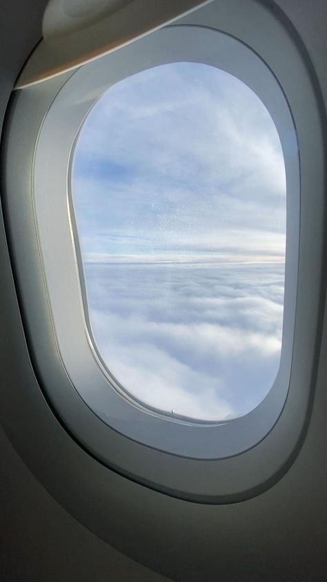 Airport Snapchat Stories, Day Flight, Travel Instagram Ideas, Airplane Window View, Airport Aesthetic, Travel Picture Ideas, Airplane Window, Iphone Wallpaper Sky, Travel Photography Inspiration