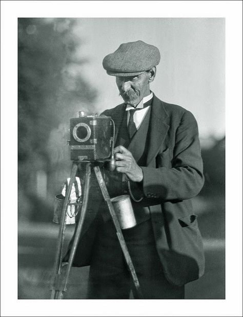 A street photographer, somewhere in England, with his Moore & Co Aptus Ferrotype camera. The processing solutions hang from the struts of his wooden tripod Photos Of Photographers, Speed Graphic Camera, Brookfield Zoo, Photojournalism Photography, Royal Australian Air Force, Photography History, Instant Photography, Promotional Image, Vintage Everyday