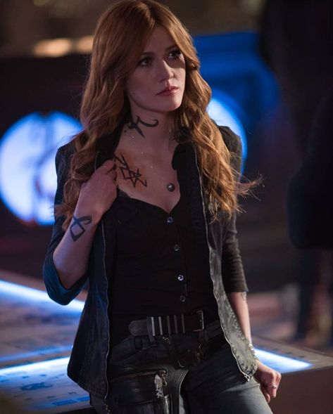 Episode 3x13 still #ClaryFairchild #shadowhunters #shadowhunters3B Clary Fray Outfit, Hunter Costume, Shadowhunters Series, Kat Mcnamara, Clary And Jace, Hunter Outfit, Isabelle Lightwood, Clary Fray, Katherine Mcnamara