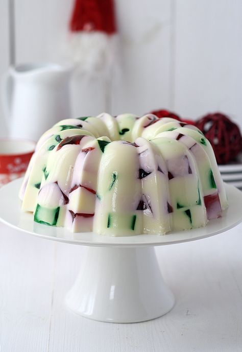 Mosaic Jello Recipe, Jello Recipes Christmas, Mexican Jello Recipe, Stained Glass Jello, Glass Jello, Christmas Jello, Jello Mold Recipes, Jello Dessert Recipes, Jello Cake