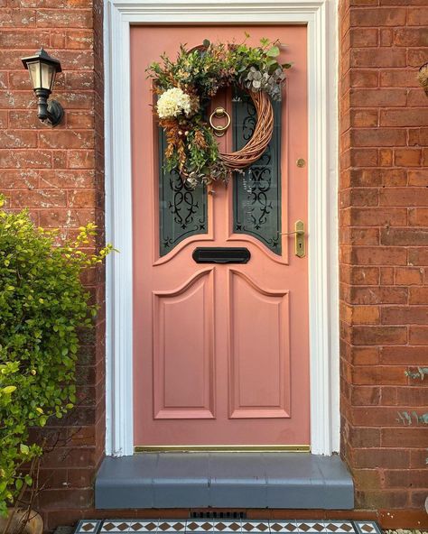 House Beautiful UK on Instagram: “Whether it's peach or pink, the easiest way to create an envy-inducing exterior has got to be a beautifully painted front door. We love…” Peach Front Door Green House, Salmon Pink Front Door, Pink Door Brick House, Terracotta Door Color, Garden Design Big, Peach Front Door, House Exterior Brick, Peach Door, Cute Front Door