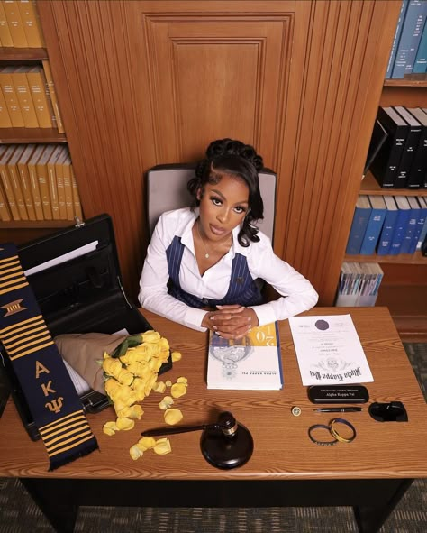 Degree Black Woman, Business Graduation Pictures Ideas, Boss Graduation Pictures, Grad Photoshoot Masters, Accounting Major Graduation Pictures, Grad Photoshoot Ideas Black Women, Paralegal Graduation Pictures, Juris Doctor Graduation Pictures, Law Student Graduation Pictures