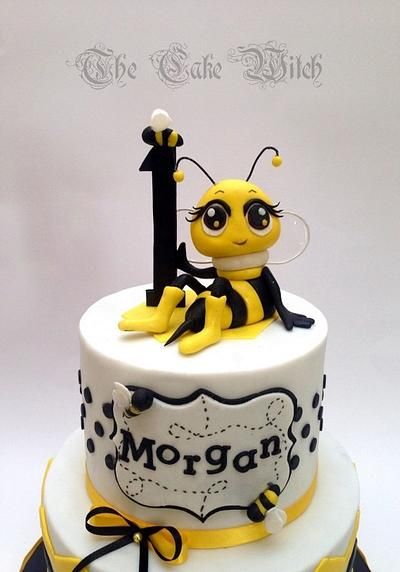 Queen Bee Cake Ideas, Bumble Bee Cake Ideas, Bee Cake Ideas, Bumble Bee Cake, Bee Birthday Cake, Bee Cake, Krispie Treats Recipe, Bee Cakes, Buzzy Bee