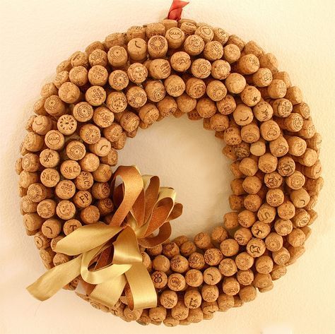 Champagne Cork Wreath...one for each Christmas you spend together. Just keep adding. Cork Wreath Diy, Cork Wreaths, Champagne Cork Crafts, Cork Creations, Wine Crafts, Cork Crafts Christmas, Diy Cork, Wine Cork Wreath, Cork Ideas