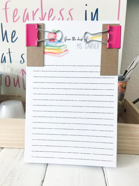 Making Notepads, Homemade Stationary, Craft Fair Display Table, Diy Note Pad, Teacher Stationary, Notepad Crafts, Notepad Diy, Make Office, Teachers Week