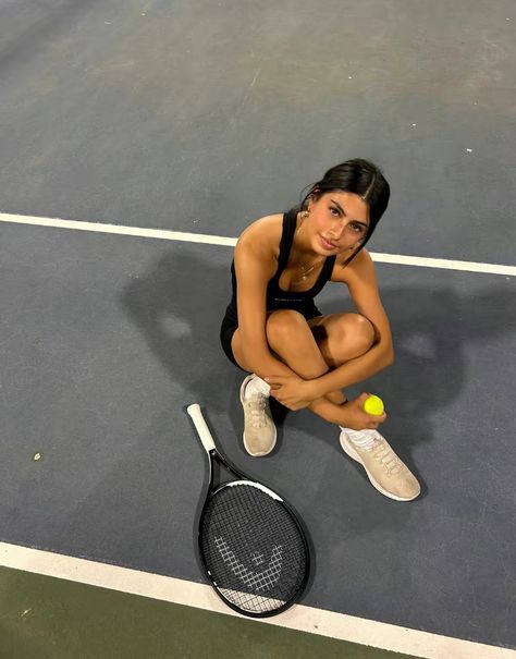 Tennis Girl Aesthetic, Tennis Lifestyle, Tennis Pictures, Tennis Girl, Tennis Aesthetic, Tennis Life, Sports Aesthetic, Tennis Fashion, Workout Aesthetic