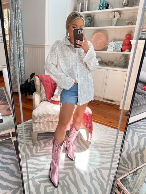 Sequin Shirt Outfit, Nashville Style Outfits, Bota Western, Western Boots Outfit, Outfit Botas, Botas Western, Pink Cowgirl Boots, Harry Styles Outfit, Pink Cowboy