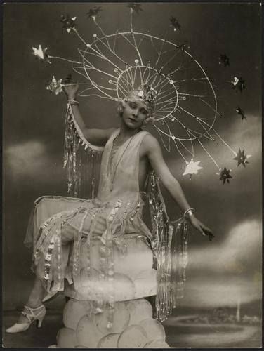 celestial portrait with head-dress 1920's Ziegfeld Girls, Halloween Vintage, Vintage Circus, Alphonse Mucha, Silent Film, 인물 사진, Vintage Glamour, A Chair, Mode Vintage