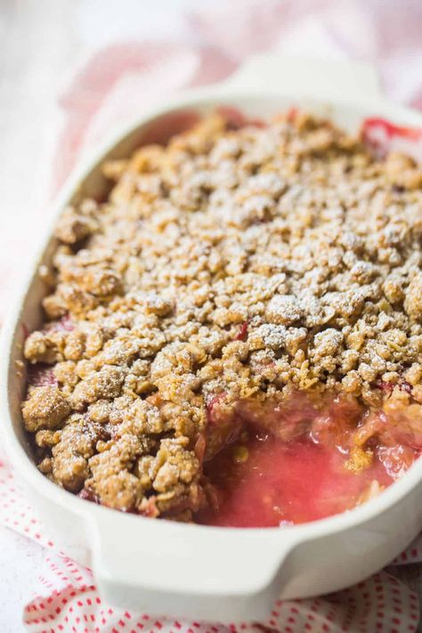 Rhubarb Crisp: I love to make this in spring & summer. So quick & easy, and the contrast of soft, sweet, fruity filling with crunchy, buttery crumb topping is out of this world! #rhubarb #crisp #easy #recipe #glutenfree #best #oatmeal #oldfashioned #withoutoats #9x13pan #withcrumbletopping #grandmas #vegan #frozen #classic #simple #fresh #13x9 #cornstarch #fruit #food #spring #summer #baking #sweettreats #bakingamoment Rhubarb Crumble Pie, Strawberry Rhubarb Cobbler, Apple Crisp Pie, Rhubarb Recipes Crisp, Rhubarb Cobbler, Strawberry Crisp, Strawberry Rhubarb Crisp, Rhubarb Crisp, Rhubarb Crumble