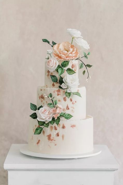 Our Favorite Wedding Cakes of 2023 Types Of Wedding Cakes, Dummy Cake, Caramel Treats, Beautiful Wedding Cake, Spring Wedding Cake, Pear Cake, Wedding Cake Ideas, Bride Floral, Romantic Wedding Cake