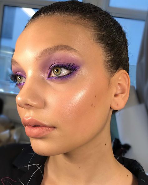 Jess on Instagram: “I love how my feed is pinks & purples lol 💜💗 @codiemacdermot wearing @viseart Liason palette and @sweedlashes Tête-à-tête lashes” Coachella Make-up, Fix Eyebrows, Eyebrows Shape, Monochromatic Makeup, Coachella Makeup, Cute Eyeshadow Looks, Glossy Eyes, Eye Makeup Looks, Eyeshadow For Brown Eyes