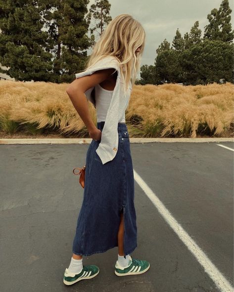 Salty Blonde Style, Long Denim Skirt Outfit, Rome Outfits, Skirt Outfit Summer, Salty Blonde, Denim Skirt Outfits, Denim Maxi, Denim Maxi Skirt, Denim Midi Skirt