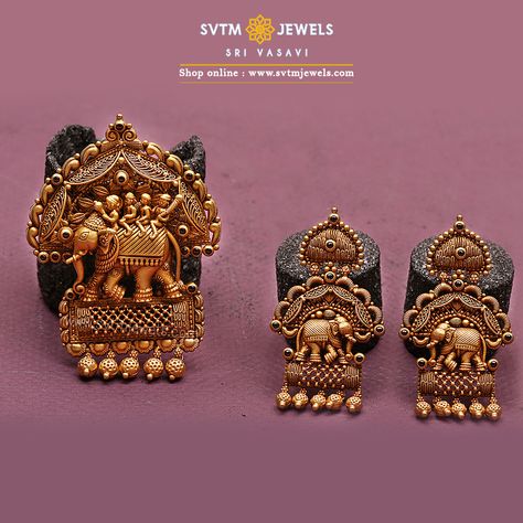 Inspired by this pendant set is Elephant or Hathis Safari.This 22kt yellow gold elephant Pendant and its matching earrings Studded with Kemp Stones and hanging gold balls. Antique Pendal Set Design In Gold, Pendant Set Gold, Flower Pearl Necklace, Gold Elephant Pendant, Gold Pendant Set, Temple Jewellery Earrings, Gold Temple Jewellery, Antique Gold Jewelry Indian, Elephant Jewelry