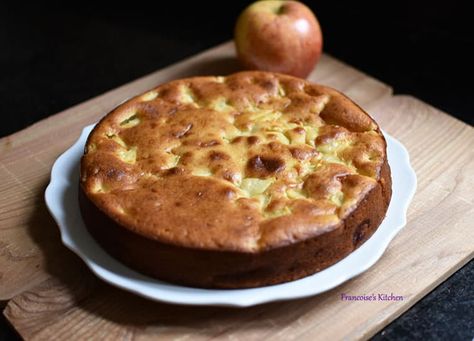 Apple Yogurt Cake Apple Yogurt Cake, Apple Yogurt, Yogurt Cake, Keep Food Warm, Moist Cakes, Apple Cake, Round Cake Pans, Tea Cakes, Round Cakes