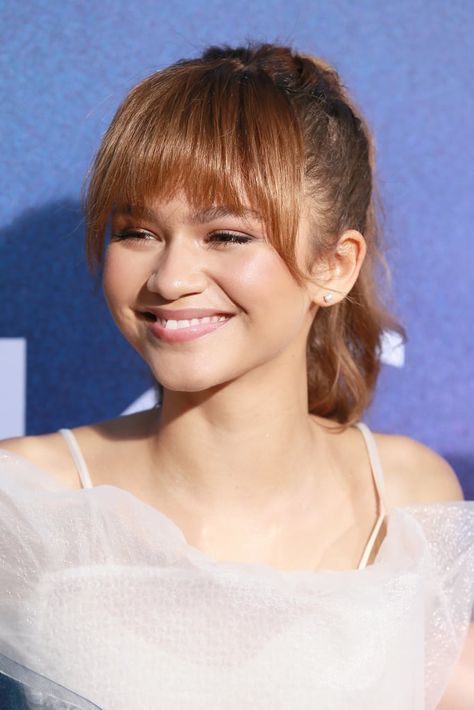 Zendaya With Face-Framing Bangs Celebrity Bangs, Shake It Up, Zendaya Hair, Growing Out Bangs, Cool Hairstyles For Girls, Long Face Shapes, Face Framing Bangs, Fringe Hairstyles, Beauty Looks