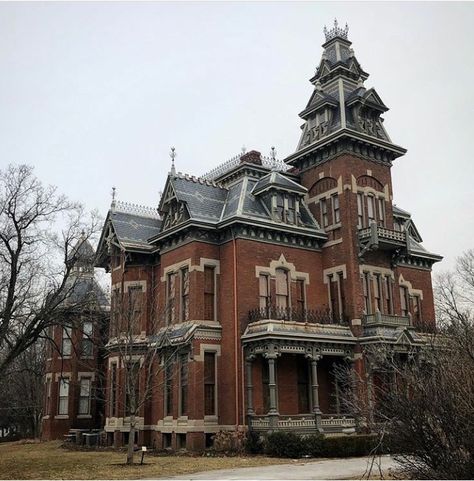 Old Victorian Mansions, Victorian Gothic House, Goth Architecture, Victorian House Plans, Mansion Exterior, Old Abandoned Buildings, Vintage Homes, Luxury Houses Mansions, Gothic Buildings