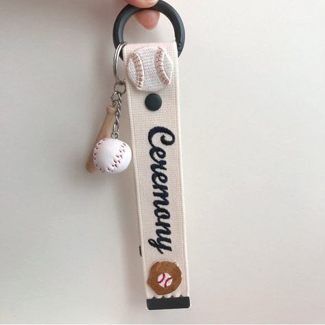 This personalized keychain (bag tag) is a fantastic gift for anybody who likes baseball! (Other sports, such as ballet and swimming and basketball, are also being planned.) simply add any name, nickname or word!  The quality of the patch decorations is excellent.  It also includes baseballs and bet charms. Tell me what you want and I'll make it fit your needs as much as possible. Base Ball, Personalized Keychain, Personalized Tags, Bag Tags, Fantastic Gifts, Ballet, Baseball, Gift Card, Etsy Accessories