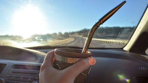 Por qué es peligroso tomar mate en el auto Morning Sunday, Yerba Mate, Ravenclaw, Santa Fe, Alex And Ani Charm Bracelet, Convenience Store Products, Charm Bracelet, Lifestyle, Instagram