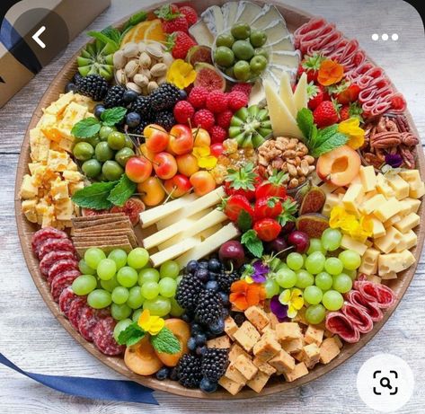 Cheeseboard Platter, Graze Board, Graze Boxes, Charcuterie Appetizers, Grazing Platter, Deco Fruit, Platter Ideas, Fruit Platter Designs, Grazing Board