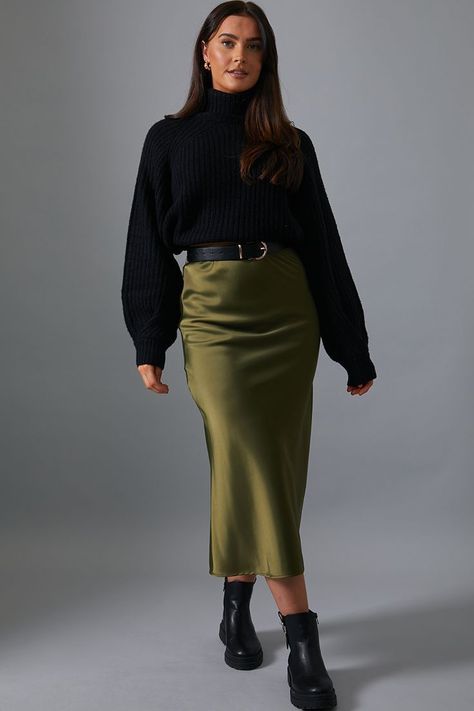 Satin Skirt Outfit Winter, Satin Midi Skirt Outfit, Winter Midi Skirt, Formal Midi Skirt, Midi Skirt Outfit Winter, Skirt Office Wear, Midi Satin Skirt, Outfit Ideas Modest, Midi Skirt Winter