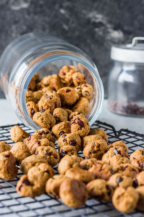 homemade crunchy vegan cookie cereal with oat flour #vegan #cookie #cereal Cookie Cereal, Cookie Dough Vegan, Homemade Cereal, Cereal Cookies, Vegan Cookie, Desserts Vegan, Vegetable Drinks, Oat Flour, Vegan Cookies