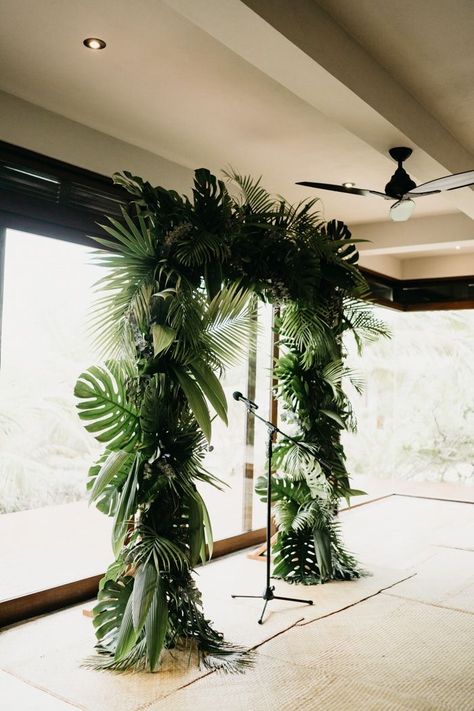 Tropical Backdrop Diy, Tulum Party Ideas, Tropical Backdrop Ideas Diy, Plant Event Decor, Tulum Decor Inspiration Party, Tropical Leaves Backdrop, Tulum Themed Party, Tulum Theme Party Decor, Botanical Event Decor