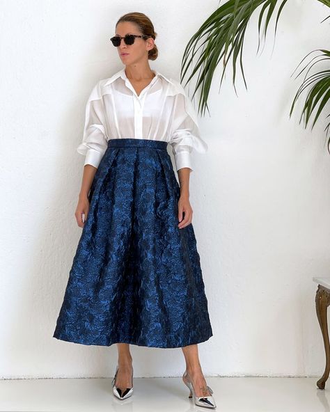 Midi skirt lurex metal blu Jacquard Skirt Outfit, Wedding Guest Spring, Women's Runway Fashion, Jacquard Skirt, Skirt With Zipper, Clothes Reference, 가을 패션, Felt Christmas, Fashion Woman