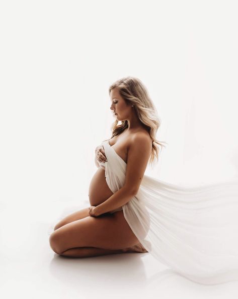 Budiour Maternity Photos, Bodiour Maternity Photography, Pregnant Belly Photoshoot, Boudiour Maternity Photoshoot Ideas, Open Belly Dress Maternity Pictures, Prenatal Shoot Ideas, Glam Maternity Photoshoot, Naked Maternity Photoshoot, Queen Maternity Photoshoot