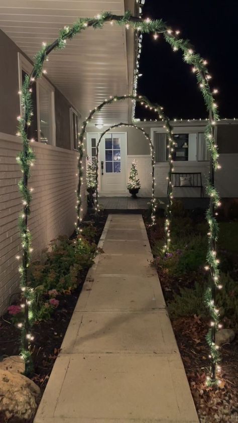 Sweet Christmas Decoration Tips Christmas Decor Lights Outdoor, Diy Lighted Archway, Christmas Decor Ideas For Outdoors, Christmas Park Decorations, Christmas Arches Outdoor Diy, Christmas Archway Outdoor Diy, Diy Christmas Arches Outdoor, Outdoor Christmas Archway, Diy Christmas Archway Outdoor