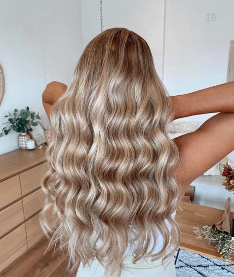 Attention Brides-to-be - These Are The Biggest 2021 Bridal Hair Trends High School Vision Board, 20 Inch Hair, Zala Hair Extensions, 20 Inch Hair Extensions, Salon Content, Tattoo Designs Unique, School Vision Board, Hairstyles Drawing, Long Hair Trends