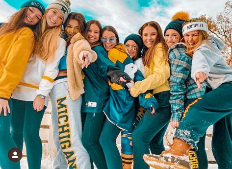 Michigan Game Day Outfit Cold, Game Day Outfit Cold, Michigan Game Day Outfit, Msu Tailgate, Michigan Game Day, College Vibes, Game Day Outfit, Dream School, Friend Group