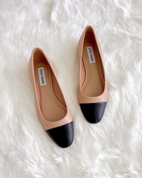 Cute Fall Flats, Two Toned Ballet Flats, Tan And Black Flats Outfit, Women Flats 2023, Tan Ballet Flats Outfit, Steve Madden Flats Outfit, Women’s Flats, Cap Toe Flats Outfit, Cap Toe Shoes Outfit