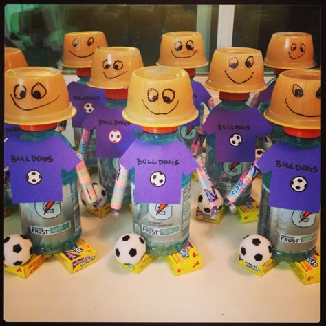 Soccer Snacks! Soccer Mom Snacks, Snack Bag Ideas, Soccer Game Snacks, Kids Sports Snacks, Football Nursery Decor, Soccer Treats, Football Nursery, Soccer Snacks, Sports Snacks