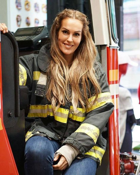 Feuerwehrfrau @narten86 bei der New Yorker Feuerwehr (FDNY) Firefighter Photography, Firefighter Brotherhood, Firefighter Calendar, Girl Firefighter, Firefighter Family, Firefighter Wedding, Firefighter Humor, Firefighter Pictures, Firefighter Apparel