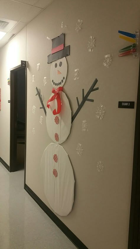 Snowman Hallway Decorations, Christmas Class Decor, Noel Decor, Diy Snowman Decorations, Winter Bulletin, Snowman Crafts Diy, Diy Office Decor, Construction Paper Crafts, Classroom Wall Decor