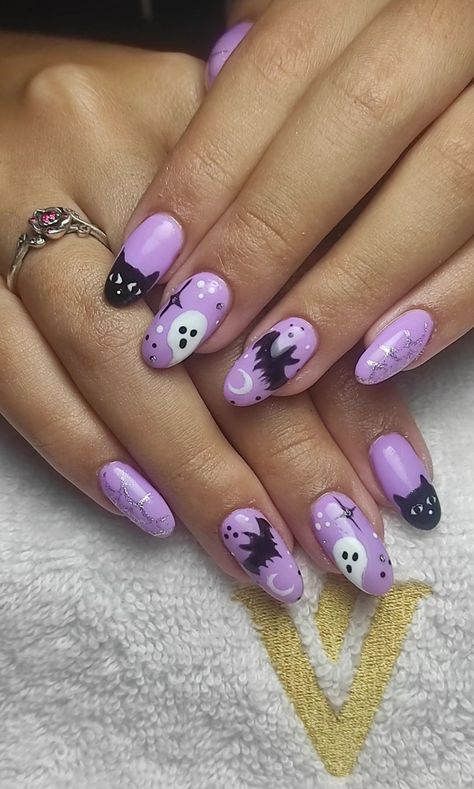 nails with halloween nail art 2023 fall october purple Purple Nails With Ghost, Lilac Halloween Nails, Cute Halloween Nails Purple, Light Purple Halloween Nails, Purple Halloween Nail Designs, Halloween Nails Purple, Beetlejuice Nails, Purple Halloween Nails, Nail Art 2023