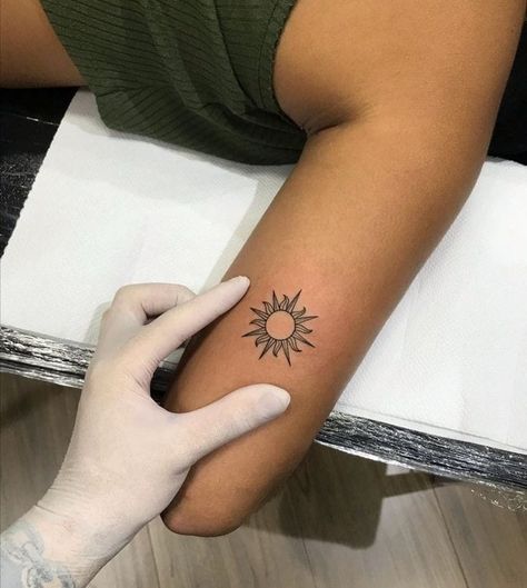 Sun Tattoo Sleeve, Tatoos Sun, Sun Tattoo Ideas, Sun Tattoo Designs, Tattoo Old School, Inspiration Tattoos, Sun Tattoos, Discreet Tattoos, Sun Tattoo