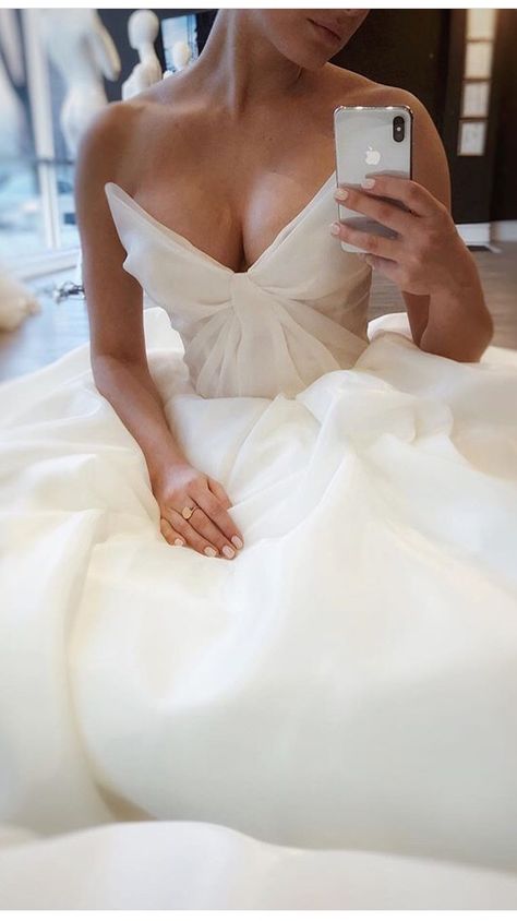 Plain Wedding Dress, Bridal Shops, Couture Wedding Dresses, Timeless Wedding Dress, Couture Wedding Gowns, Dream Wedding Ideas Dresses, Wedding Dress Couture, Couture Wedding, Wedding Mood