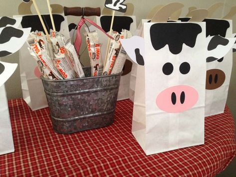 Cow birthday party favors! See more party planning ideas at CatchMyParty.com! Barnyard Party Favors, Diy Birthday Party Favors, Cow Birthday Parties, Cow Baby Showers, Farm Theme Birthday, Farm Animal Party, Farm Animals Birthday Party, Farm Themed Birthday Party, Paper Bag Crafts