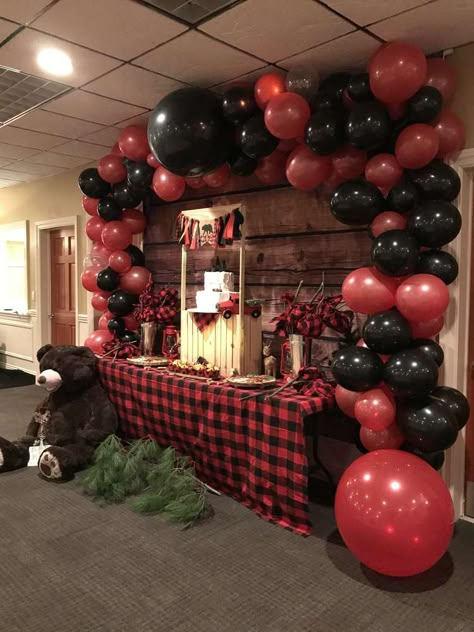 Christmas in the forest! | CatchMyParty.com Lumberjack Balloon Ideas, Flapjack And Flannel Party, Lumberjack First Birthday Decoration, Buffalo Plaid Party Ideas, Buffalo Plaid Balloon Arch, Buffalo Plaid Kitchen Table, Lumberjack Balloon Arch, Buffalo Plaid Birthday Party Boys, Flannel Baby Shower Ideas