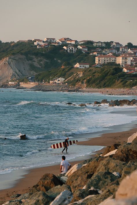 Week-end sur la Côte Basque : 5 incontournables de Biarritz à Saint-Jean-de-Luz Basque Country Aesthetic, Basque Aesthetic, Biarritz Aesthetic, Summer Abroad, France Aesthetic, Basque Country, Holiday Pictures, San Sebastian, Travel Inspo