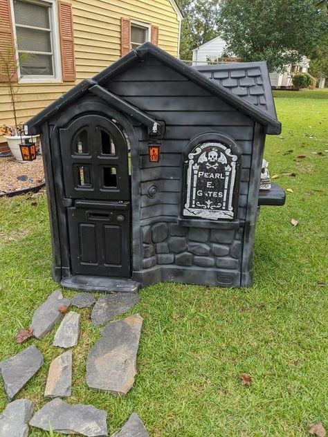 Gothic Playhouse, Playhouse Haunted House, Haunted Playhouse, Halloween Playhouse, Diy Halloween Porch, Halloween Haunted House Diy, Halloween Diy Kids, Haunted House Diy, Halloween Yard Art