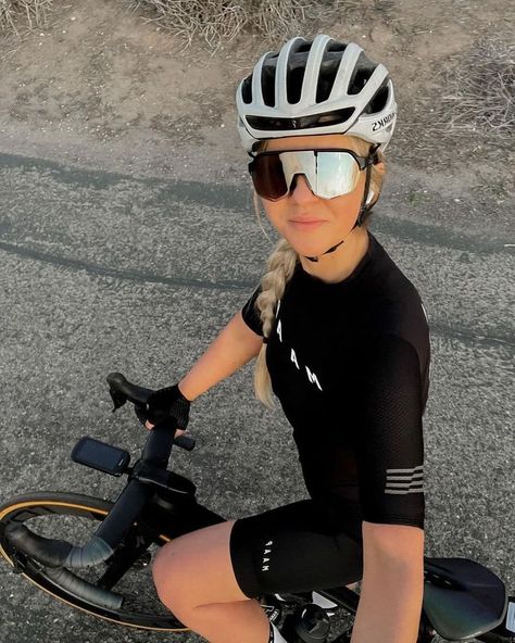 Cycling Sunglasses Women, Cyclist Outfit, Cycling Outfits, Women Cyclist, Sporty Sunglasses, Downhill Mountain Biking, Cycling Sunglasses, Triathlon Training, Mountain Biker