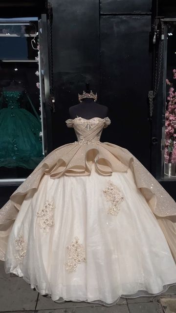 2023 Quinceanera Dresses, Court Dresses Quinceanera, Quince Dresses After Party, Unquie Quince Dresses, Ball Gowns Colorful, Quensiencera Dresses, Rare Quince Dresses, Tan Quinceanera Dresses, Sweet 16 Gowns And Dresses