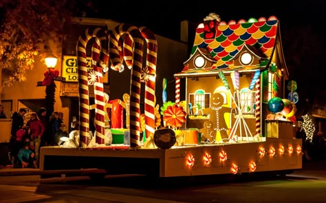 Gingerbread House Christmas Float, Gingerbread Christmas Parade Float, Gingerbread Parade Float, Gingerbread House Float Ideas, Christmas Trailer Float Ideas, Candyland Float Parade, Christmas Float Ideas Parade, Christmas Floats Parade Ideas Easy, Christmas Parade Float Ideas Diy